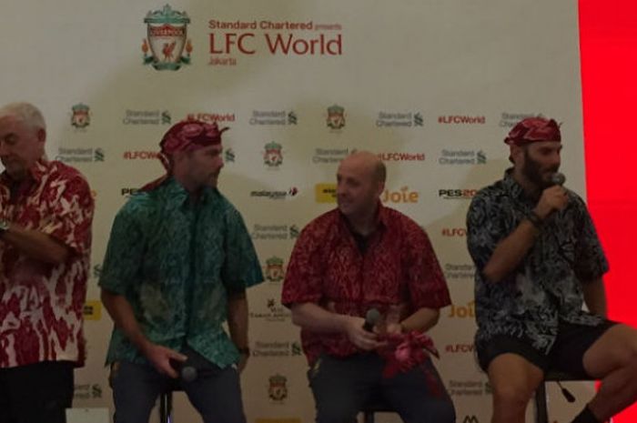 Para legenda Liverpool (ki-ka): Roy Evans, Jason McAteer, GGary McAllister, Patrik Berger, saat hadir di LFC World di Mal Taman Anggrek, Jakarta, Kamis (8/3/2018).