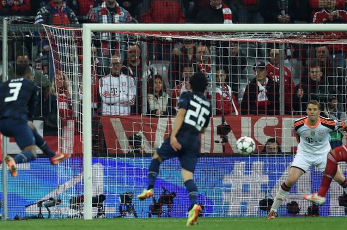 Bek Manchester United, Patrice Evra (kedua dari kiri), mencetak gol ke gawang Bayern Muenchen dalam laga leg kedua perempat final Liga Champions di Munich, Jerman, pada 9 April 2014.