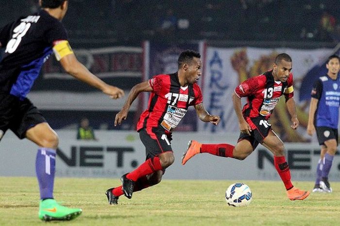 Penyerang Yohanes Pahabol dan dan pemain sayap Ian Kabes bekerja sama saat membela Persipura melawan Arema di laga Grup B Piala Bhayangkara 2016 di Stadion Kapten I Wayan Dipta, Minggu (27/3/2016).