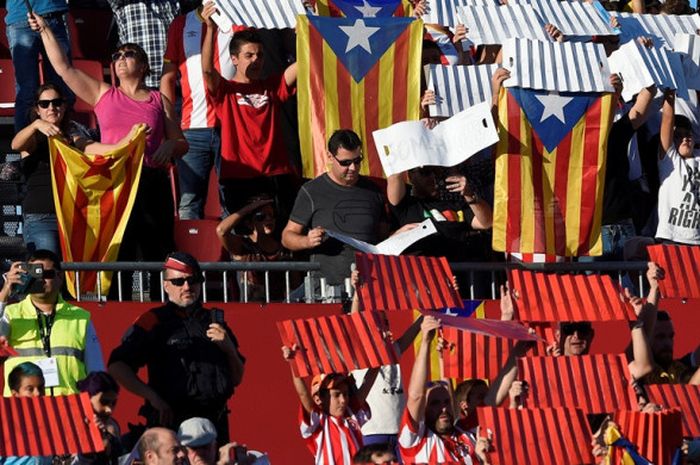Suporter mengekspresikan kemerdekaan Catalonia dalam laga Liga Spanyol kontra Real Madrid di Stadion Montilivi, 29 Oktober 2017.