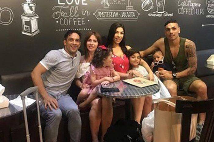 Addison Alves (kiri) bersama keluarganya menikmati kebersamaan bersama Jaimerson dan istrinya. 
