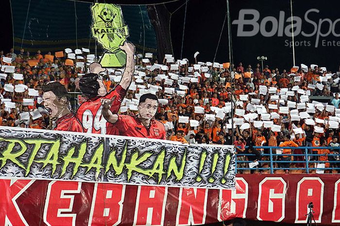 Atraksi pendukung Borneo FC, Pusamania, pada laga penyisihan Grup A Piala Gubernur Kaltim 2018 antara Arema FC melawan Borneo FC di Stadion Segiri Samarinda, Kalimantan Timur, Minggu (25/02/2018) malam.