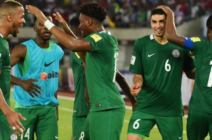 Pemain Nigeria merayakan gol Alex Iwobi (tengah) ke gawang Zambia dalam partai Kualifikasi Piala Dunia di Uyo, Akwa Ibom State, 7 Oktober 2017.