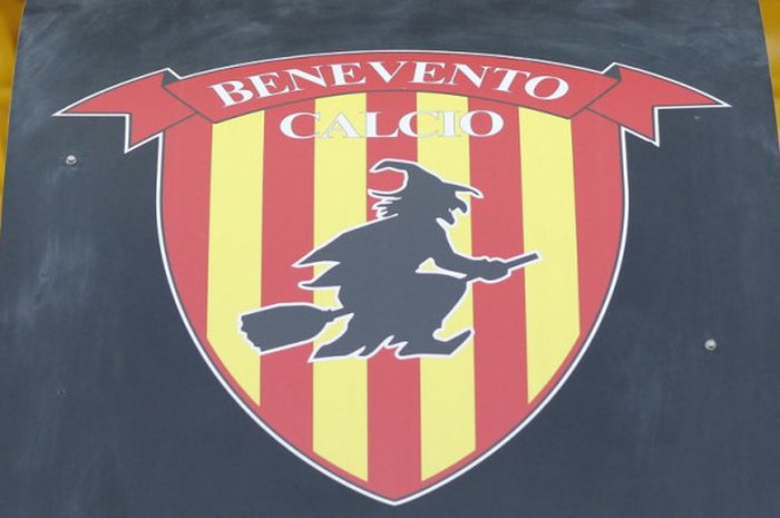 Poster bergambar logo klub Benevento yang terpampang di bangku tribune penonton dalam pertandingan Liga Italia 2017-2018 menghadapi Lazio di Stadio Ciro Vigorito, Benevento, Italia, pada 29 Oktober 2017.