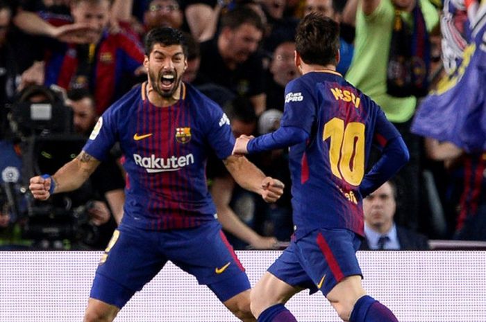  Megabintang FC Barcelona, Lionel Messi, merayakan golnya bersama Luis Suarez dalam laga Liga Spanyol kontra Real Madrid di Stadion Camp Nou, Barcelona pada 6 Mei 2018. 