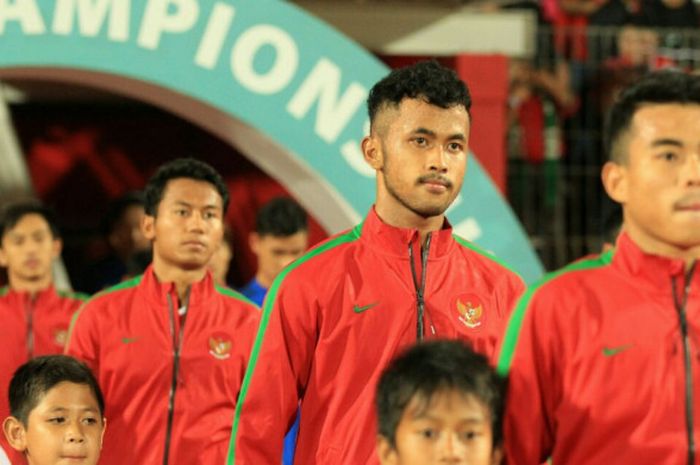 Kiper Timnas U-19 Indonesia, Muchamad Aqil Savik, memasuki lapangan jelang laga melawan timnas Thailand di Stadion Gelora Delta Sidoarjo, Senin (9/7/2018).