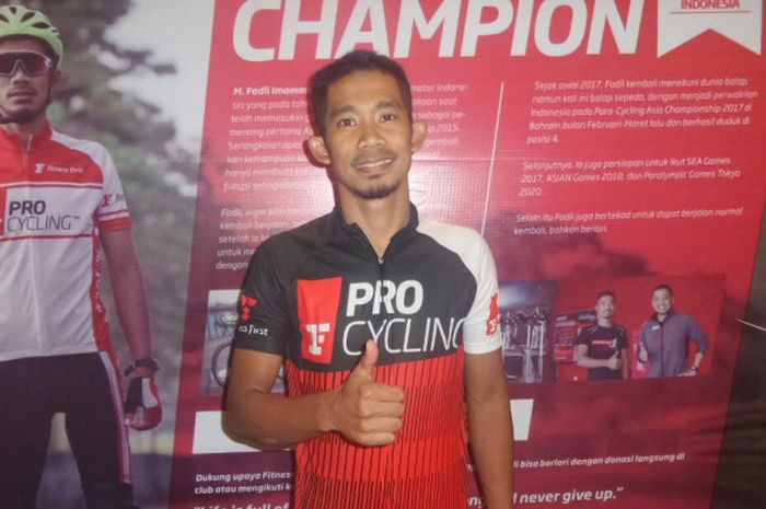 Atlet paracycling Indonesia, Muhammad Fadli Imammudin, berpose seusai latihan fisik di Fitness First, Pejaten Village, Jakarta, Kamis (29/9/2017).
