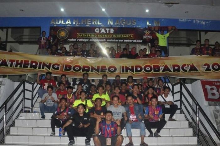 Foto bersama saat akhir acara Nobar El Clasico Indobarca Borneo.