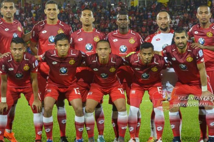 Penyerang Ferdinand Sinaga (tengah depan) berpose dengan para pemain Kelantan FA lainnya sebelum menjamu Terengganu City pada laga putaran kedua Piala FA Malaysia di di Stadium Sultan Muhammad Ke-IV, Kota Bahru, Jumat (2/3/2018). 