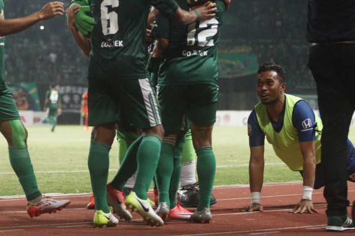 Kiper ketiga Persebaya, Samuel Charlheins, melakukan hukuman push up di antara pemain Persebaya menyambut gol Rendi Irwan (12) kontra PSBI Blitar, Rabu (2/8/2017) di Gelora Bung Tomo Surabaya.