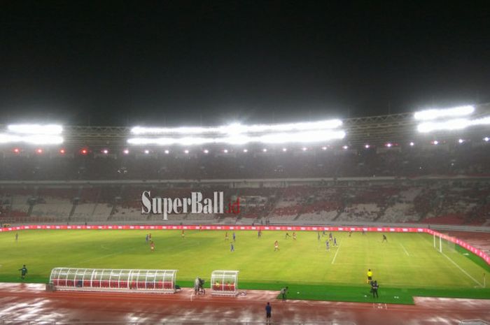 Banyak tribun terlihat kosong pada pertandingan timnas Indonesia melawan timnas Islandia, di Stadion Utama Gelora Bung Karno, Minggu (14/1/2018).