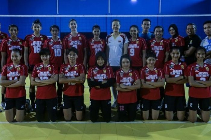 Tim voli putri Jakarta Elektrik PLN, berpose di sela latihan jelang final four di GOR Elektrik, Cinere, Depok, Senin (3/4/2017).