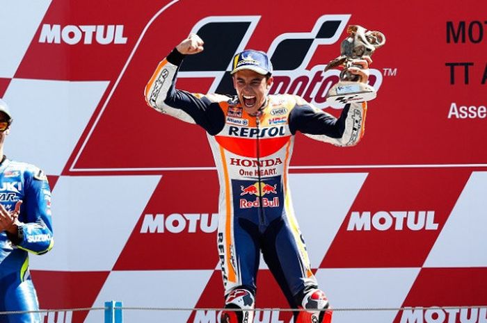 Pebalap Repsol Honda, Marc Marquez, bereaksi di podium setelah finis pertama pada GP Belanda di Sirkuit Assen, Minggu (1/7/2018).