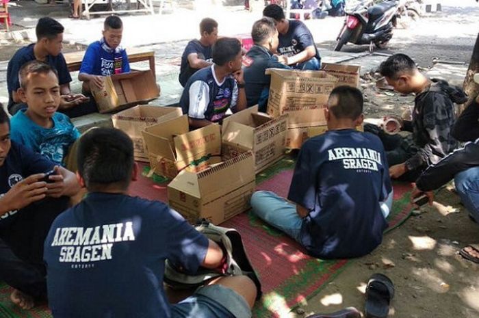 Aremania Sragen saat melakukan penggalangan donasi untuk membantu korban gempa di Lombok.