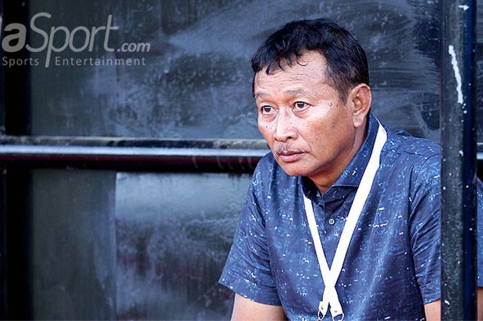 Eks pelatih Persiwa Wamena, Djoko Susilo, saat mendampingi timnya melawan Madura FC dalam laga pekan ke-2 babak 16 besar Liga 2 di Stadion Ahmad Yani, Sumenep, Jawa Timur, Rabu (27/09/2017) sore.