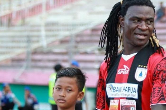 Bek Persipura, Bio Paulin sebelum laga kontra BSU di Stadion Gelora Delta, Sidoarjo, Sabtu (5/8/2016