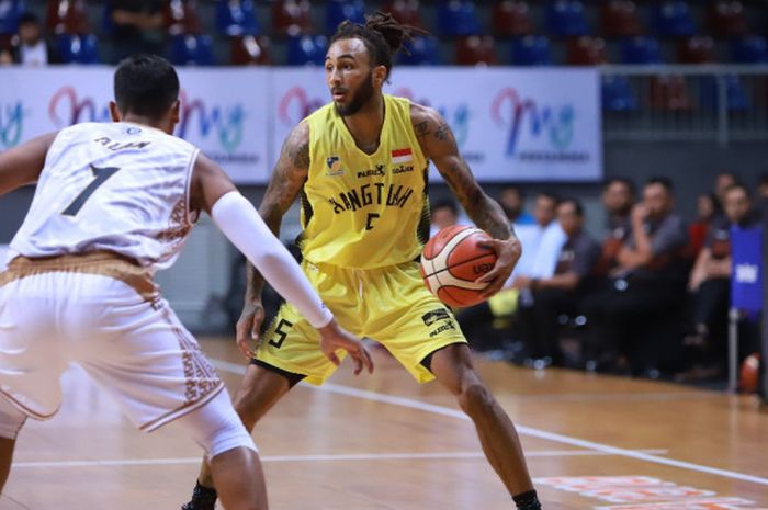 Point guard andalan Hangtuah, Gary Jacobs, tampil pada laga hari ketiga seri kedua IBL Pertamax 2018/2019, di Britama Arena, Jakarta, Minggu (9/12/2018).