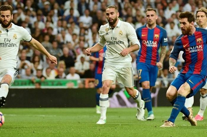 Lionel Messi mencetak gol Barcelona ke gawang Real Madrid pada partai lanjutan La Liga - kasta teratas Liga Spanyol - di Stadion Santiago Bernabeu, Minggu (23/4/2017).