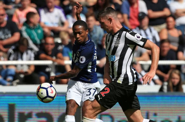 Bek kanan Tottenham Hotspur, Kyle Walker-Peters (kiri), dijaga oleh pemain Newcastle United, Ciaran Clark, dalam laga Liga Inggris di St. James Park, Newcastle, pada 13 Agustus 2017.