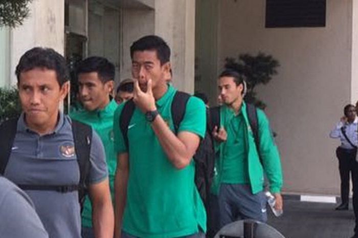 Wajah lucu Satria Tama saat  pemain timnas Indonesia saat keluar Hotel  Royal Chulan pada Kamis (24/8/2017).