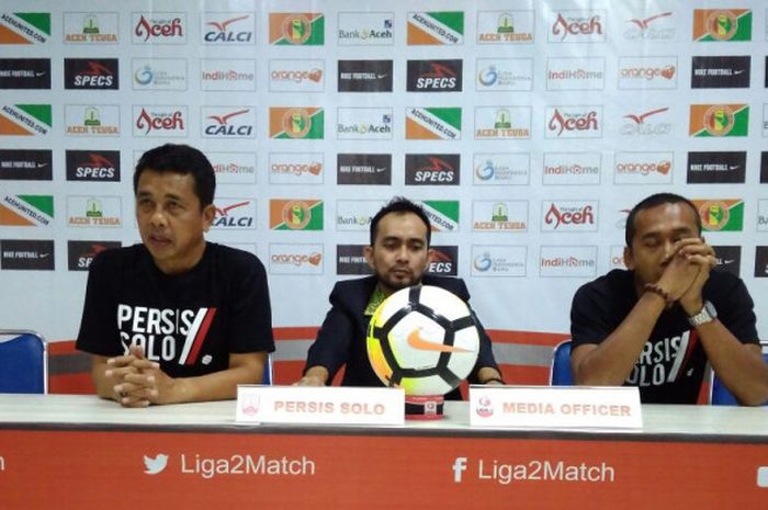 Pelatih Persis Solo, Jafri Sastra (kiri) dan kiper Persis Solo, Galih Sudaryono (kanan), saat jumpa pers sebelum pertandingan melawan Aceh United.