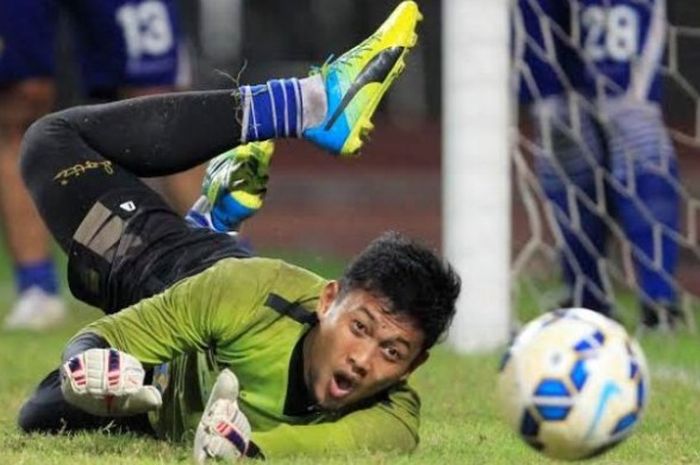 Kiper kedua Persib, Muhammad 'Deden' Natshir dalam sebuah latihan malam timnya. 