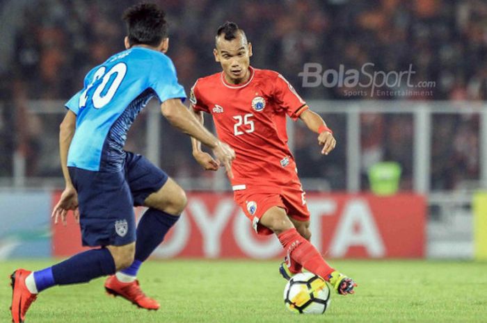   Aksi gelandang Persija Jakarta, Riko Simanjuntak, gol dalam pertandingan kelima Grup H Piala AFC 2018 melawan Johor Darul Takzim di Stadion Utama Gelora Bung Karno, Selasa (10/4/2018).   