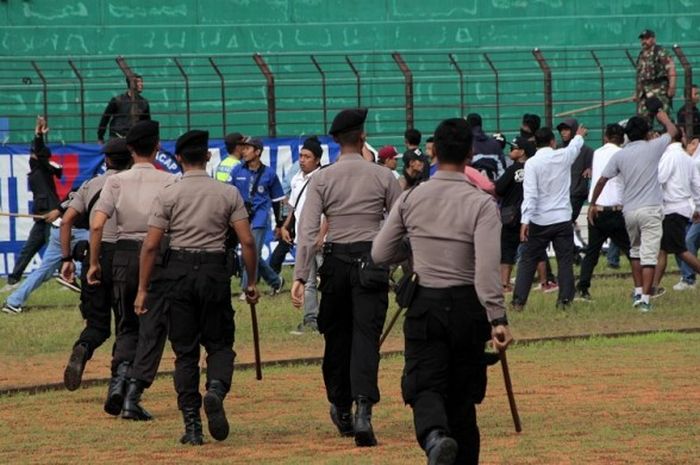 Kerusuhan antarsuporter dalam pertandingan Indonesia Soccer Championship (ISC) B antara PSCS Cilacap dan PSIM Yogyakarta di Stadion Sultan Agung, Bantul, Sabtu (15/10/2016).