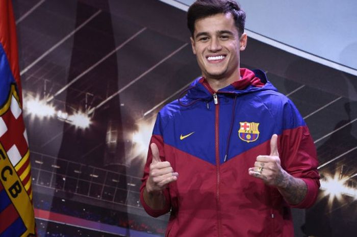 Gelandang baru FC Barcelona, Philippe Coutinho, tersenyum pada acara presentasi kepada pers di Barcelona, Spanyol, seusai menuntaskan transfer dari Liverpool pada Minggu (7/1/2018).