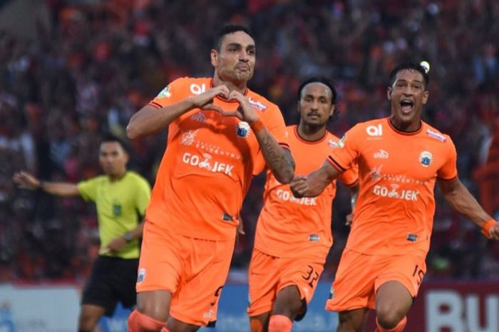   Bek Persija Jakarta,  Jaimerson Xavier, merayakan golnya ke gawang PSIS Semarang dalam pertandingan lanjutan Liga 1, Jumat (20/4/2018).   