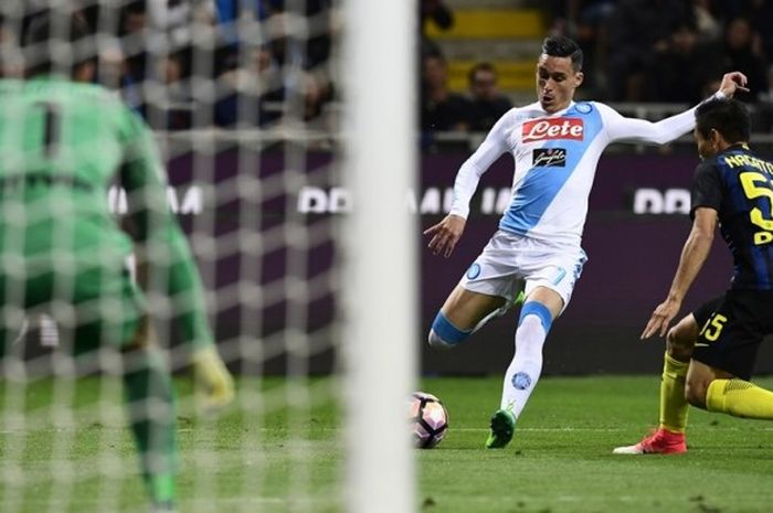 Penyerang Napoli, Jose Callejon (kostum putih), melepaskan tembakan ke gawang Inter Milan pada partai lanjutan Serie A - kasta teratas Liga Italia - di Stadion Giuseppe Meazza, Minggu (30/4/2017).