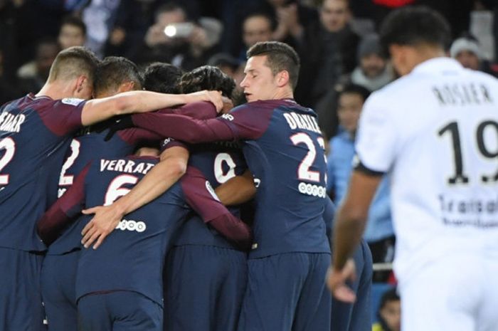 Para pemain Paris Saint-Germain merayakan gol yang dicetak ke gawang Dijon dalam laga Liga Prancis di Stadion Parc des Princes, Paris, pada 17 Januari 2018.