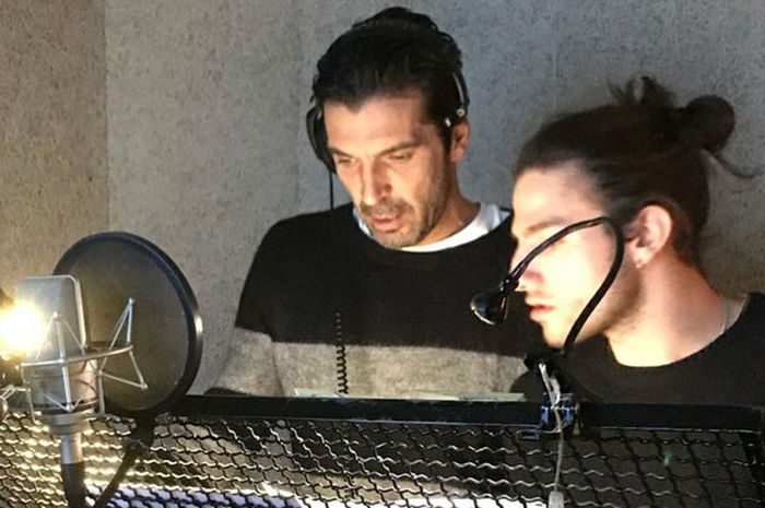 Gianluigi Buffon mengunggah foto dirinya tengah di studio rekaman ke Instagram pada, Selasa (20/2/2018).