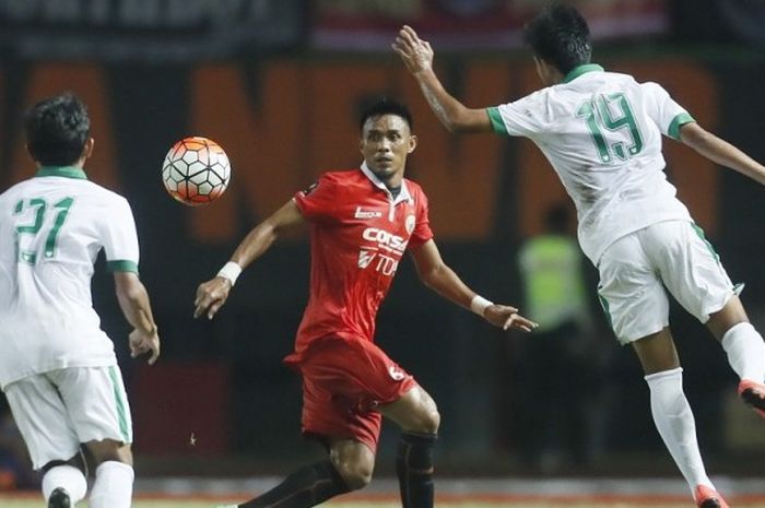 Aksi bek Persija Jakarta, Maman Abdulrahman (tengah), dalam pertandingan uji coba menghadapi tim nasional Indonesia U-22 di Stadion Patriot Candrabhaga, Bekasi, pada Rabu (5/4/2017).