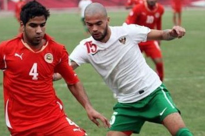  Pemain Tim Bahrain, Dhia (kiri) berduel dengan gelandang Timnas Indonesia, Diego Michiels dalam lag