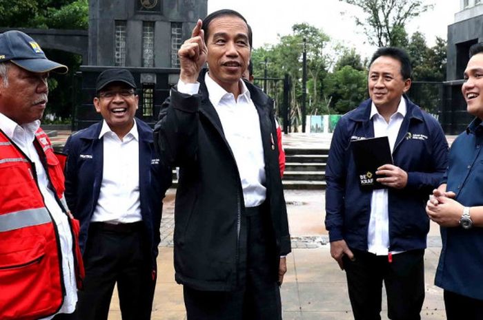  Presiden Republik Indonesia, Joko Widodo, didampingi Menteri Pemuda dan Olahraga Imam Nahrawi, Menteri Sekretaris Negara Pratikno, Menteri Pekerjaan Umum dan Perumahan Rakyat Basuki Hadimuljono, Kepala Badan Ekonomi Kreatif Triawan Munaf, dan Ketua Inasgoc Erick Thohir meninjau area Gelora Bung Karno, Senayan, Jakarta Pusat, Senin (25/6/2018). 