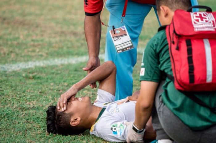Pemain Persebaya, Fandi Eko Utomo, mengalami cedera saat laga kontra tuan rumah Persipura pada pekan ke-28 Liga 1 2018.