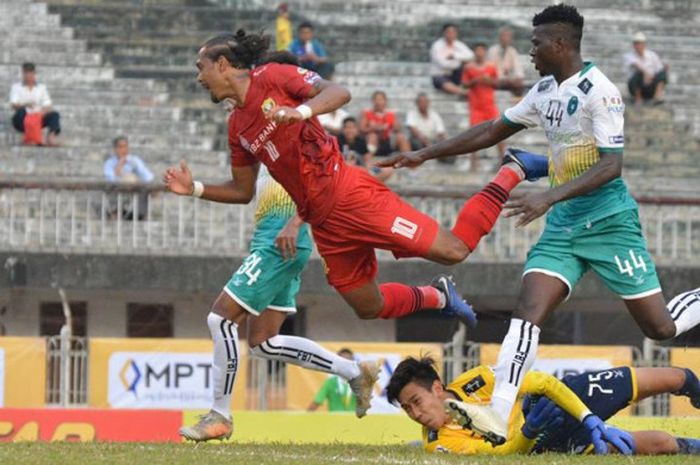 Striker Shan United, Maycon Calijuri (merah) di antara tiga pemain Yangon United pada laga MFF Charity Shield 2019 di Stadion Aung San, 10 Januari 2019. 