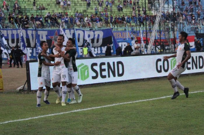 Pemain-pemain PS Tira merayakan gol telat yang dicetak Sansan Fauzi Husaeni ke gawang Arema FC di St