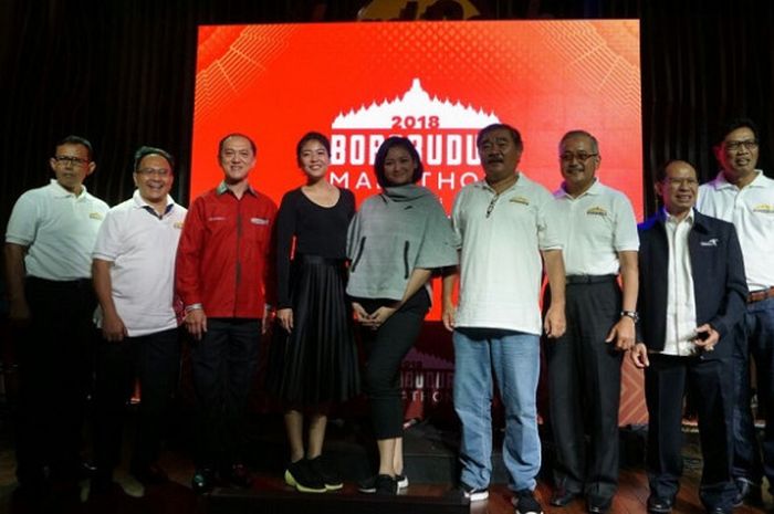 Bapak Edy Tuhirman (CEO Generali Indonesia) bersama perwakilan Kementerian Pariwisata RI, Sekda Jawa Tengah, Brand Ambassador Borobudur Marathon dan jajaran pejabatterkait lainnya saat Peluncuran Borobudur Marathon 2018 di Jakarta, Kamis (31/5/2018).