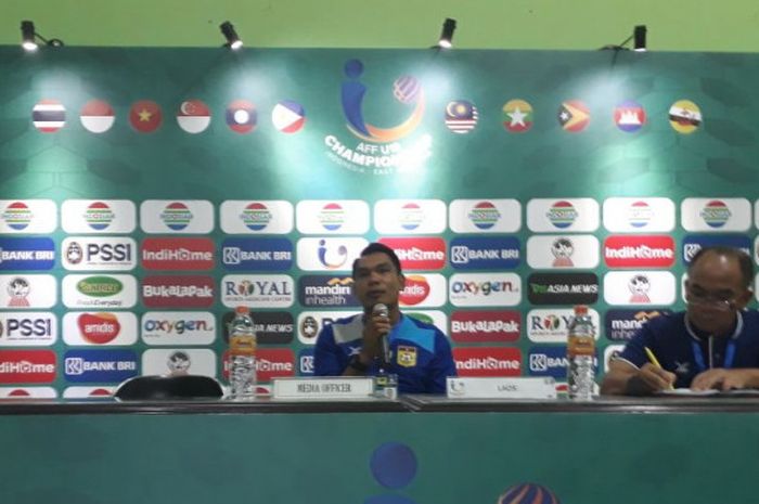 Pelatih timnas U-19 Laos, Chusack Sriphum, dalam konferensi pers usai laga melawan timnas U-19 Indonesia pada ajang Piala AFF U-19 di Gelora Delta Sidoarjo, Minggu (1/7/2018).