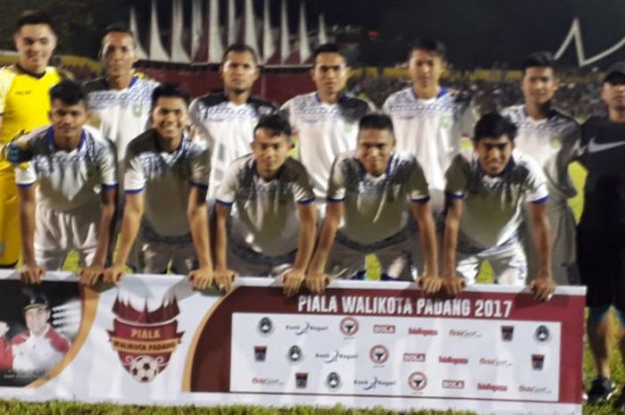 Para pemain PSPS Riau berpose bersama sebelum menghadapi tuan rumah Semen Padang untuk laga final Piala Walikota Padang 2017 di Stadion H Agus Salim, Minggu (10/12/2017) malam. 