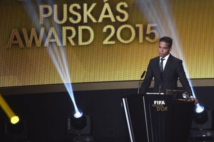 Wendell Lira menerima penghargaan FIFA Puskas Award 2015 di Kongresshaus, Zurich, Swiss, 11 Januari 2016.