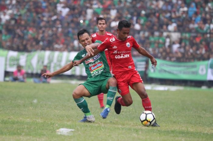  Gelandang Persija Jakarta Ramdani Lestaluhu dihadang bek sayap PSMS Medan Jajang Sukmara di Stadion Teladan, Medan, pada lanjutan Liga 1 pekan ketiga, Jumat (6/4/2018). 