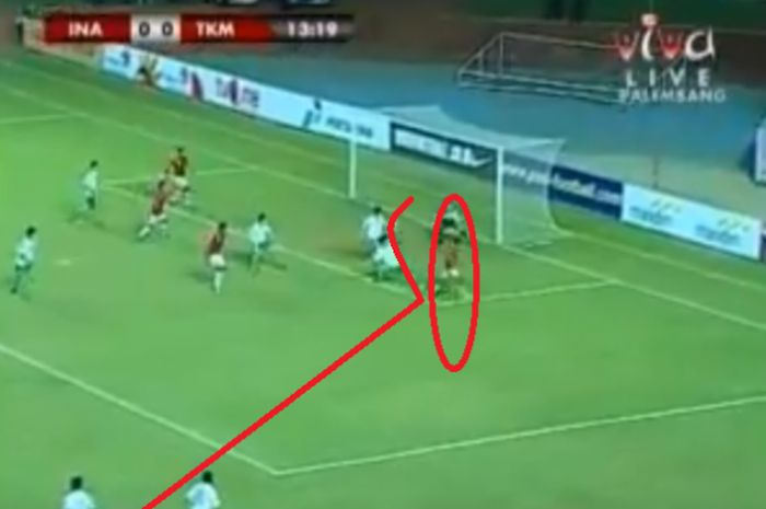 Aksi Titus Bonal cetak gol ke gawang Turkmenistan