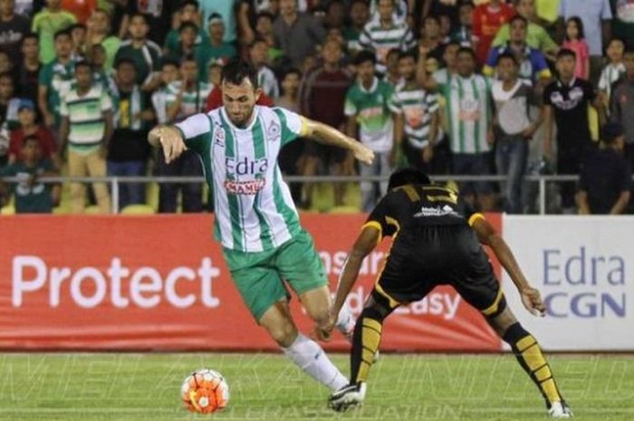 Striker sekaligus kapten Melaka United, Ilija Spasojevic (kiri) mencoba melewati bek Terengganu FA, Hasmizan Kamarodin di Stadion Hang Jebat, Selasa (12/7/2016) malam. 