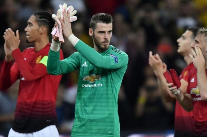 Davide de Gea (tengah) memberi apresiasi kepada suporter setelah laga Liga Champions antara Young Boys kontra Manchester United di Stade de Suisse, Bern, 19 September 2018.