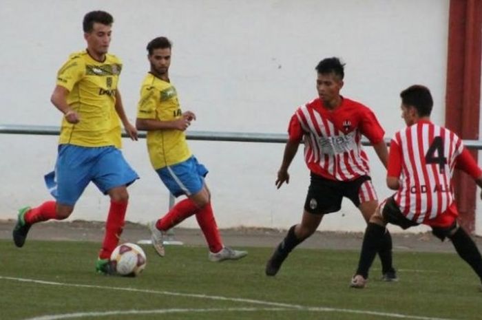 Winger asal Indonesia, Angga Rezky (dua dari kanan) saat membela CD Algar yang menjamu EF Torre Pacheco, di Estadio Sanchez Luengo, Cartagena, Senin (12/9/2016). 