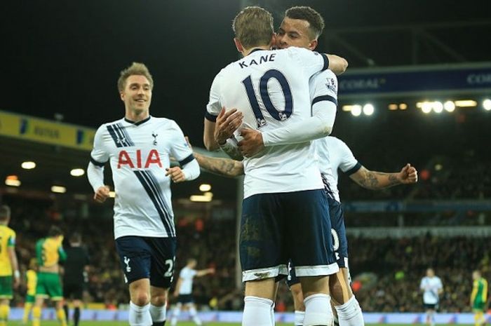 Striker Tottenham Hotspur, Harry Kane (tengah), merayakan gol yang ia cetak ke gawang Norwich City bersama Dele Alli (kanan) dan Christian Eriksen, dalam laga Premier Leaguue 2015-2016 di Stadion Carrow Road, Norwich, Inggris, pada 2 Februari 2016.