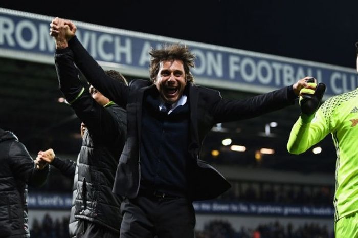 Manajer Chelsea, Antonio Conte, merayakan keberhasilan  timnya menjuarai Premier League setelah menang atas West Bromwich Albion di Stadion The Hawthorns, West Bromwich, Inggris, pada 12 Mei 2017.